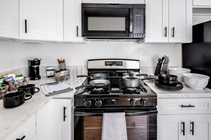 Private kitchen - NEW! Sunny 2bd W/ All Amenities & Free Parking (Los Angeles)