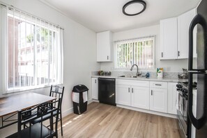 Private kitchen - NEW! Sunny 2bd W/ All Amenities & Free Parking (Los Angeles)
