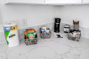 Interior - NEW! Sunny 2bd W/ All Amenities & Free Parking (Los Angeles)