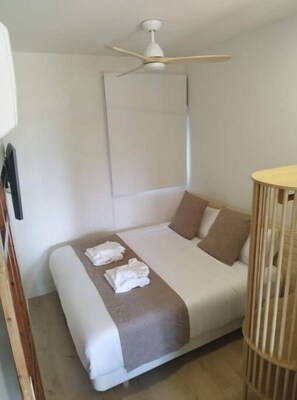 1 slaapkamer, een strijkplank/strijkijzer, wifi