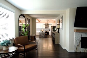 Smart TV, fireplace - Beautiful Lake View Villa 3 bedroom 2 bathroom.  (Renton)