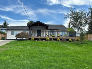 Exterior - Beautiful Lake View Villa 3 bedroom 2 bathroom. (Renton)