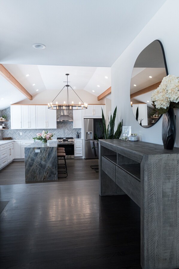 Fridge, microwave, oven, stovetop - Beautiful Lake View Villa 3 bedroom 2 bathroom. (Renton)