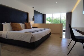 1 habitación, caja de seguridad en la habitación y escritorio 