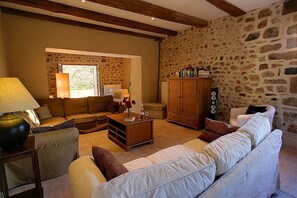 Een televisie, een open haard, een dvd-speler en een tafeltennistafel