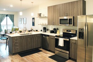 Geladeira, micro-ondas, fogão, cooktop