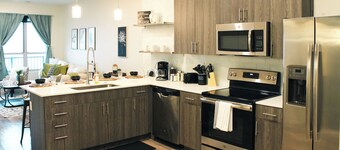 Luxurious Apartment in the Heart of Downtown Louisville! King Bed, Pool, Gym!