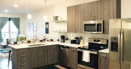 Luxurious Apartment in the Heart of Downtown Louisville! King Bed, Pool, Gym!