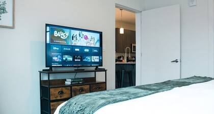 Luxury Downtown Apt: Pool, Hot Tub & Free Parking
