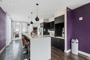 Wasserkocher mit Kaffee-/Teezubehör, Kühlschrank, Mikrowelle, Ofen