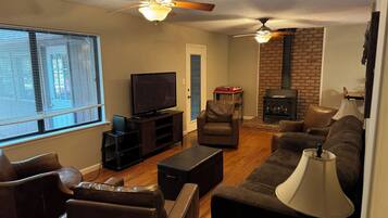 TV connectée, lecteur de DVD, baby-foot, livres