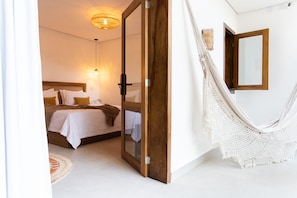 Frigobar, cofres nos quartos, espaço de trabalho para notebook