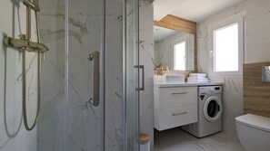 Een douche, een haardroger, handdoeken