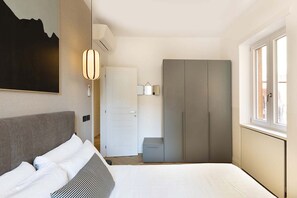 2 bedrooms, in-room safe, iron/ironing board, travel crib - Our apartment is in a building of the past century, it's on the 2nd floor and served by an elevator.You will have at your disposal 2 bedrooms, 2 bathrooms, and a living room, with a cooking area, that will be able to accommodate up to 5 people.The livi (Roma)