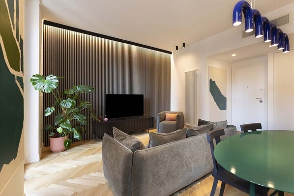 Interior - Our apartment is in a building of the past century, it's on the 2nd floor and served by an elevator.You will have at your disposal 2 bedrooms, 2 bathrooms, and a living room, with a cooking area, that will be able to accommodate up to 5 people.The livi (Roma)