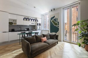 Smart TV - Our apartment is in a building of the past century, it's on the 2nd floor and served by an elevator.You will have at your disposal 2 bedrooms, 2 bathrooms, and a living room, with a cooking area, that will be able to accommodate up to 5 people.The livi (Roma)