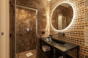 Dutxa, articles de tocador gratuïts, assecador de cabells i bidet