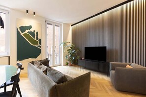 Smart TV - Our apartment is in a building of the past century, it's on the 2nd floor and served by an elevator.You will have at your disposal 2 bedrooms, 2 bathrooms, and a living room, with a cooking area, that will be able to accommodate up to 5 people.The livi (Roma)