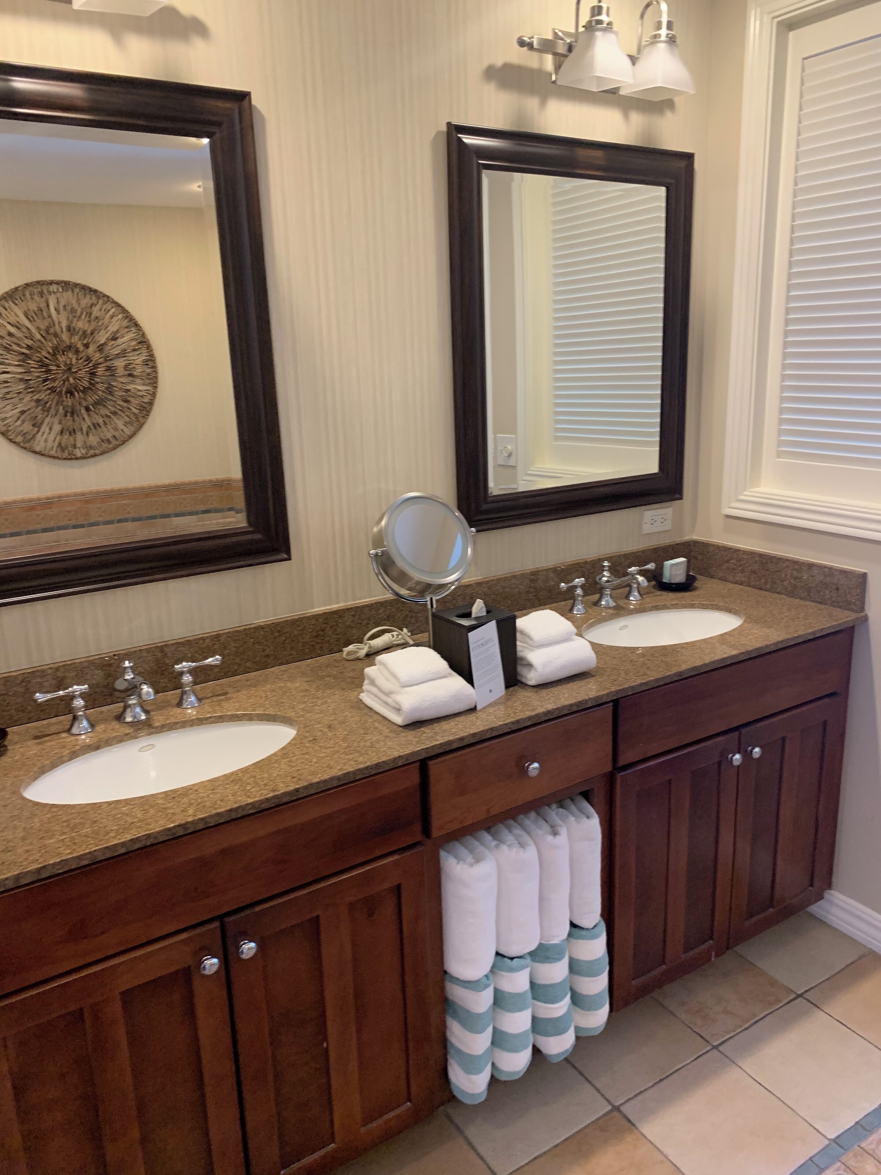 combined shower/bathtub, jetted bath, hair dryer, towels