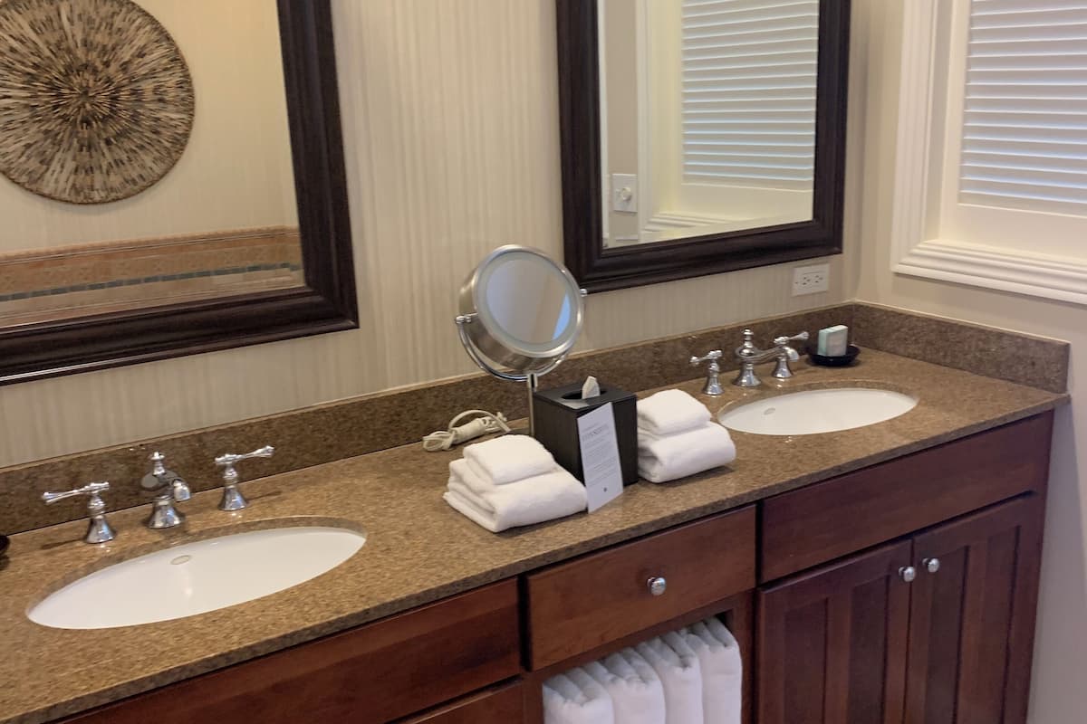 combined shower/bathtub, jetted bath, hair dryer, towels