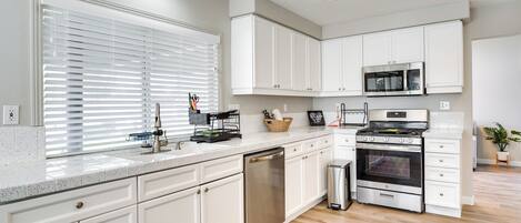 Een koelkast, een magnetron, een kookplaat, een vaatwasser