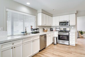 Kühlschrank, Mikrowelle, Herdplatte, Geschirrspüler