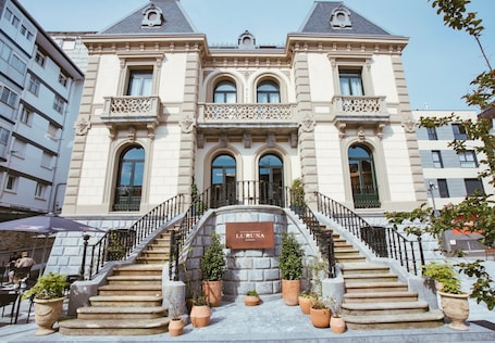 Front of property. Hotel Luruna Palacio Larrinaga