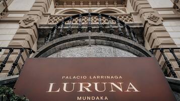 A sign for "Palacio Larrinaga" with the name "Luruna Mundaka" prominently displayed.