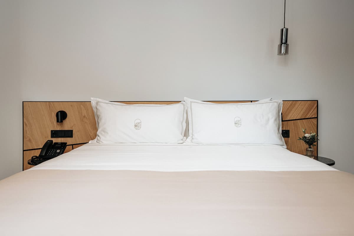 Superior eenpersoonskamer | 1 slaapkamer, luxe beddengoed, een minibar, een bureau