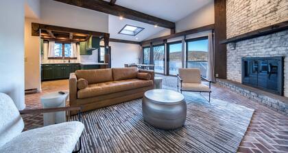 NEW OUTDOOR HOT TUB! Luxury 2 Bedroom Suite -The Haüs Windham
