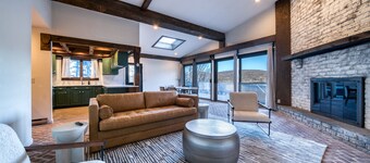 NEW OUTDOOR HOT TUB! Luxury 2 Bedroom Suite -The Haüs Windham