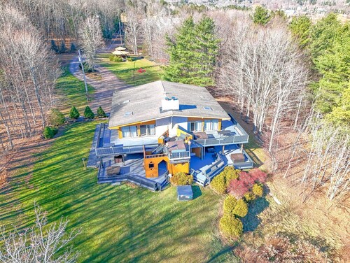 2BR/2BA Suite · Full Kitchen · Fireplace · Private Deck · Sleeps 6