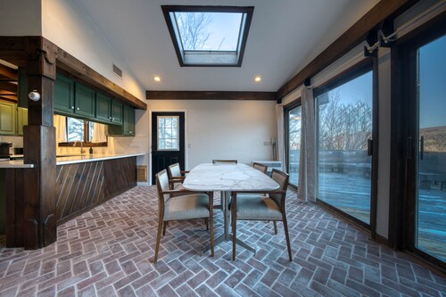 NEW OUTDOOR HOT TUB! Luxury 2 Bedroom Suite -The Haüs Windham