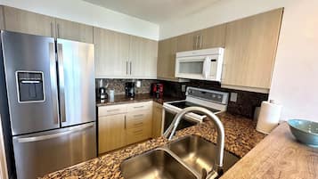 Réfrigérateur, micro-ondes, four, plaque de cuisson