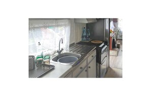 Refrigerador, horno, parrilla de estufa y utensilios de cocina