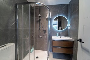 Dusche, Haartrockner, Handtücher, Seife