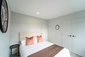 3 bedrooms, desk, iron/ironing board, WiFi