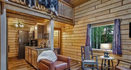 Riverfront, Authentic, Luxury Log Cabin-Black Bear