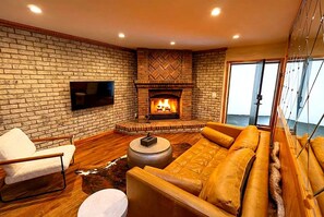 Smart TV, fireplace