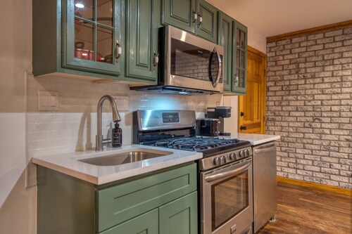 King Suite · Full Kitchen · Fireplace · Private Deck · Sleeps 4