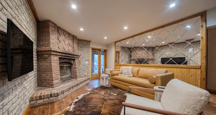 NEW OUTDOOR HOT TUB! 1-Bedroom Luxury Suite + Full Kitch - Haus Windham