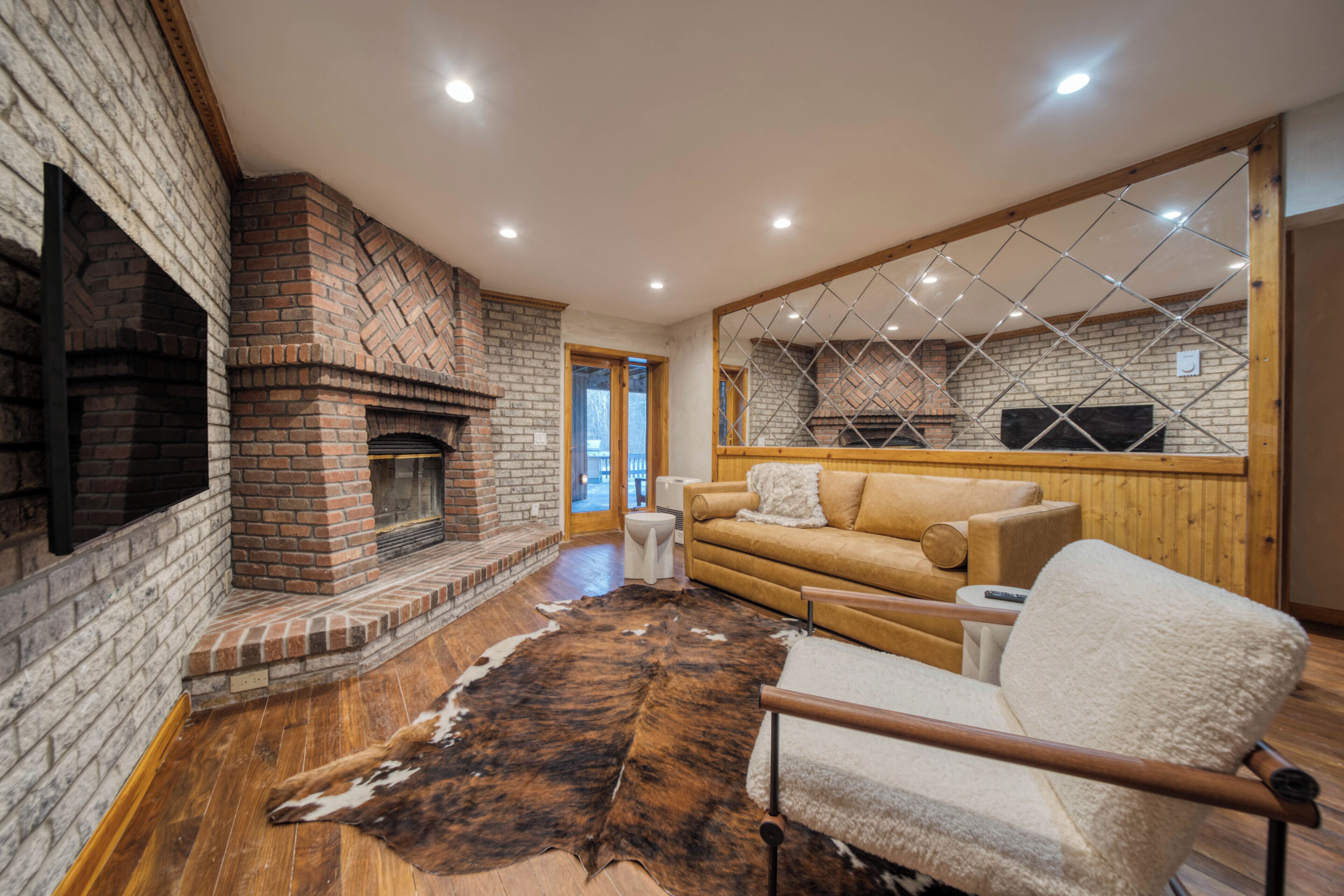 Smart TV, fireplace