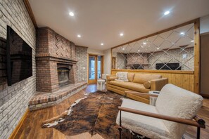 Una Smart TV, una chimenea