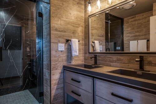 Presidential Duplex · Full Kitchen ·Wraparound Terrace ·Marble Jacuzzi ·Sleeps 4