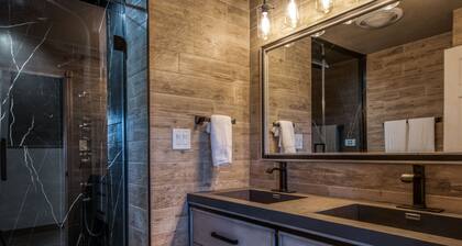 Presidential Duplex · Full Kitchen ·Wraparound Terrace ·Marble Jacuzzi ·Sleeps 4
