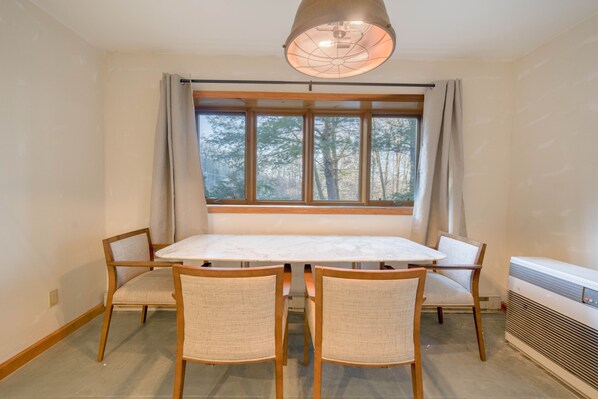 Dining - Spacious King Suite · Full Kitchen · Dining · Fireplace · Private Deck ·Sleeps 4 (Windham)
