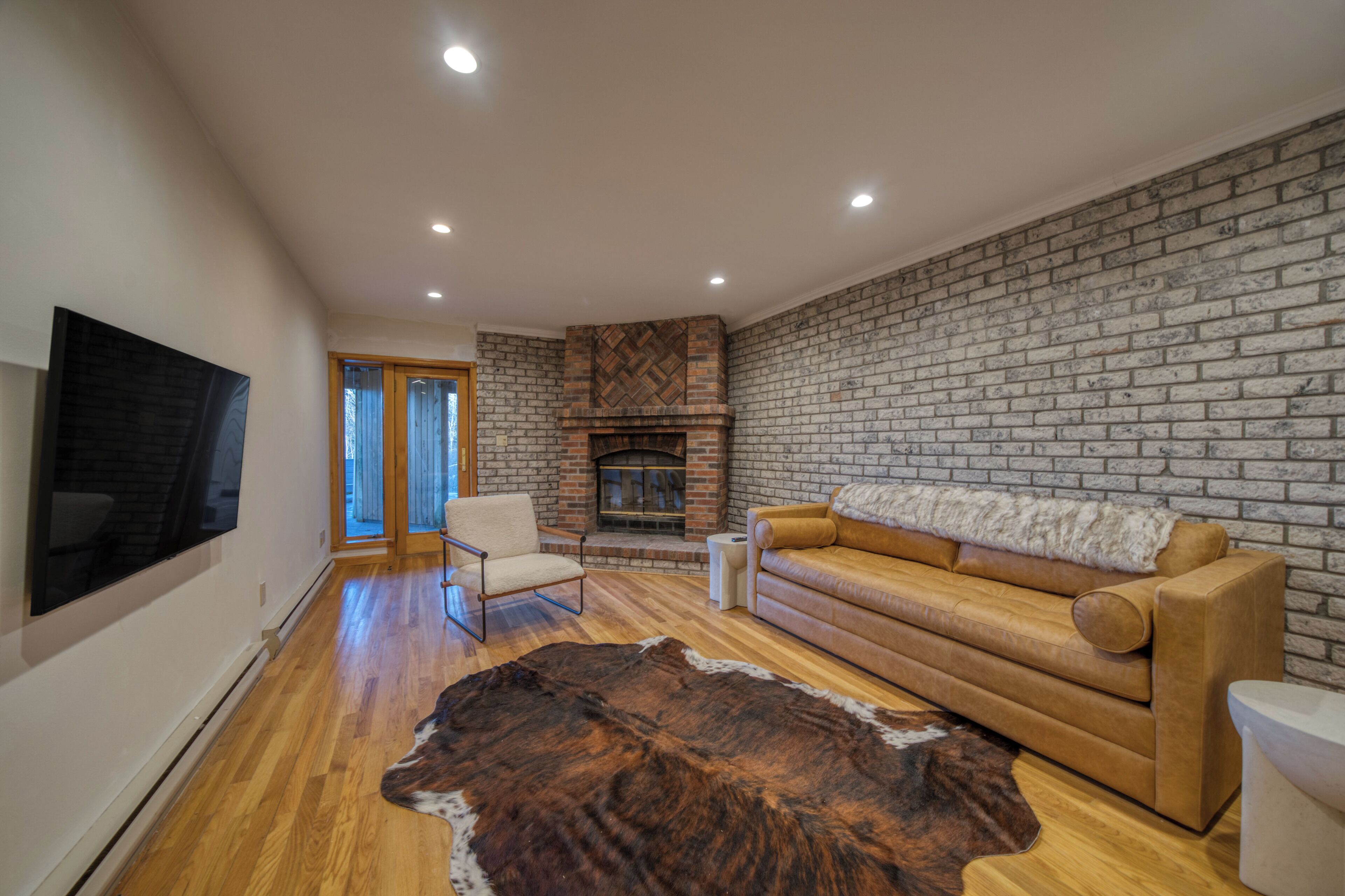 Smart TV, fireplace