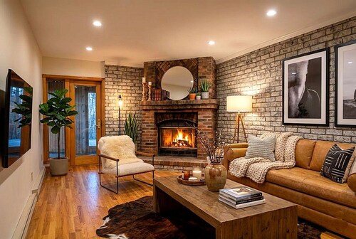 Spacious King Suite · Full Kitchen · Dining · Fireplace · Private Deck ·Sleeps 4