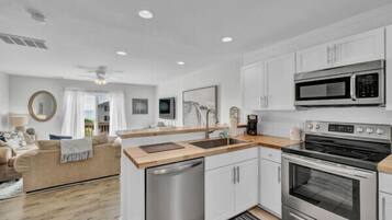 Réfrigérateur, four à micro-ondes, un four, surface de cuisson