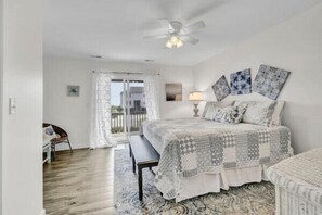 3 makuuhuonetta, työpöytä, silitysrauta/-lauta, vauvan matkasänky